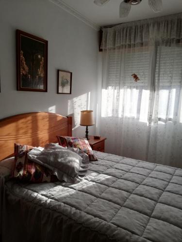 a bedroom with a large bed and a window at Casa Arcade in Sotomayor