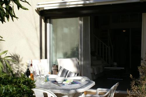 Photo de la galerie de l'établissement Villa 96, Héliovillage au village naturiste, au Cap d'Agde