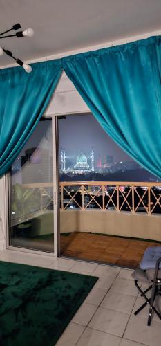 Homestay MAHLIGAI VIEW near Masjid Shah Alam, UITM Shah Alam, I-City, stadium shah alam, SACC, PKNS, IDCC, MSU, 17 min kuala lumpur & klang, max 10 people, free food, snooker, pingpong, indoor games, swimming pool, fast wifiにあるバルコニーまたはテラス