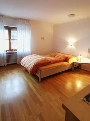1 dormitorio con 1 cama grande y suelo de madera en NEU! FeWo Moritz OG, en Selters