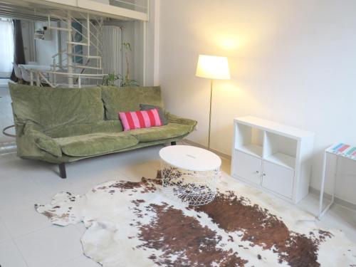 a living room with a couch and a rug at Appartamento open space in Turin