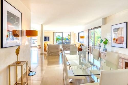 Photo de la galerie de l'établissement Appartement pour 6 avec Magnifique terrasse de 114m2 et vue panoramique, à Nice