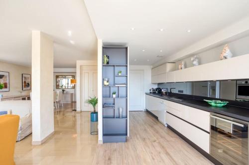 Photo de la galerie de l'établissement Appartement pour 6 avec Magnifique terrasse de 114m2 et vue panoramique, à Nice