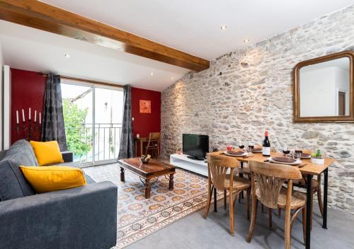 卡尔卡松L'atypique, La Vue et le Standing du 36 ! Emplacement, clim et extérieur !的客厅里有一张蓝色的沙发和一张桌子