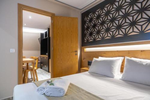 מיטה או מיטות בחדר ב-Zama Suites