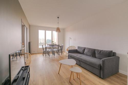 un salon avec un canapé et une table dans l'établissement Charcot Appartment, à Lyon