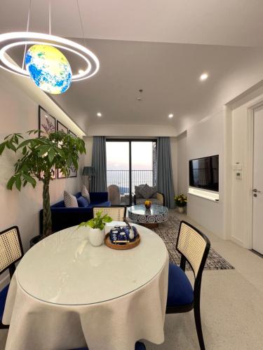 un soggiorno con tavolo e sedie bianchi di Oscar Seaview Apartment a Phu Quoc