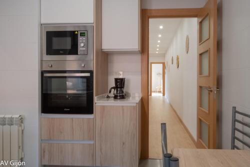 希洪的住宿－AV Gijón Palencia 3，厨房配有水槽和微波炉