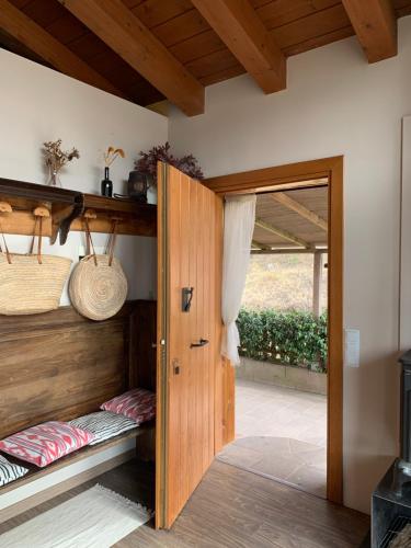 Habitación con puerta de madera y ventana en La Cabanya de Mas Gingi en Sant Joan les Fonts