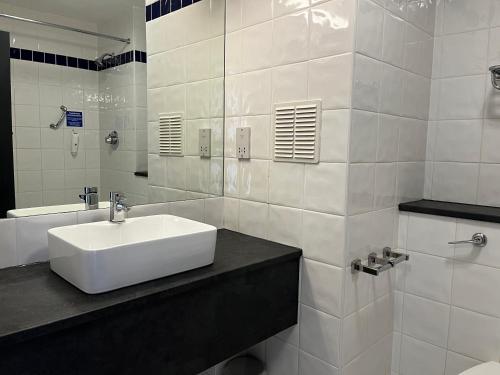 Best Western Plough and Harrow Hotelにあるバスルーム