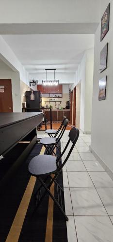 Homestay MAHLIGAI VIEW near Masjid Shah Alam, UITM Shah Alam, I-City, stadium shah alam, SACC, PKNS, IDCC, MSU, 17 min kuala lumpur & klang, max 10 people, free food, snooker, pingpong, indoor games, swimming pool, fast wifiにあるシーティングエリア