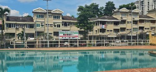 Homestay MAHLIGAI VIEW near Masjid Shah Alam, UITM Shah Alam, I-City, stadium shah alam, SACC, PKNS, IDCC, MSU, 17 min kuala lumpur & klang, max 10 people, free food, snooker, pingpong, indoor games, swimming pool, fast wifiの敷地内または近くにあるプール