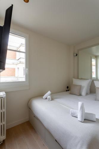 The Carla Suite- Eiffel Tower View