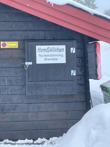 a sign on the side of a building at Hemfjällsbyn 17A in Sälen