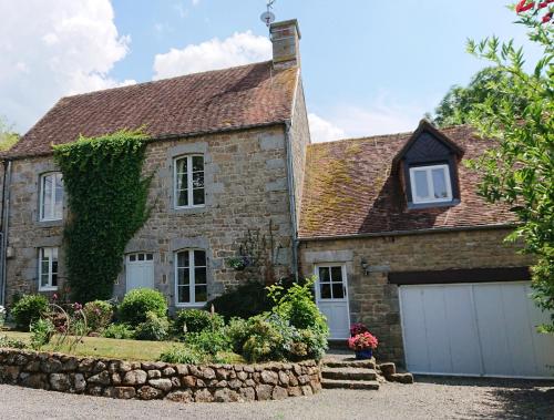 6-Bed Farmhouse Sleeps 13 Pool & Pet Friendly
