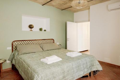 a bedroom with a bed with two towels on it at Casita del Barrio in Rome