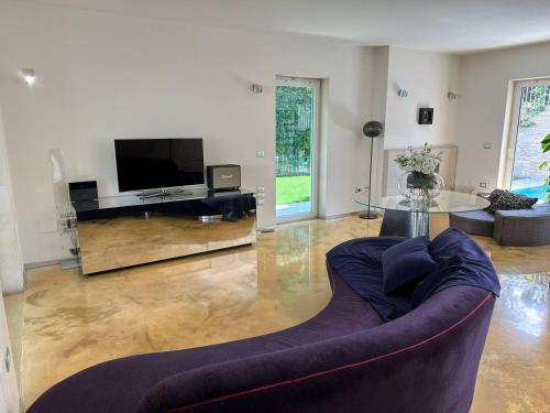 sala de estar con sofá y TV en Home suite Home en Avellino