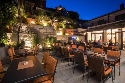ein Restaurant im Freien mit Tischen und Stühlen in der Nacht in der Unterkunft Hotel-Gasthof zur Sonne in Pappenheim