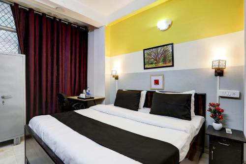 een hotelkamer met een groot bed in een kamer bij Green Park Residency in New Delhi