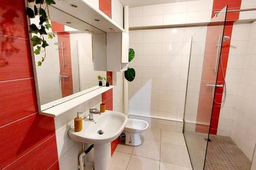 a bathroom with a sink and a shower and a toilet at Cosy Mirabelle - T3 - Parc des expositions - Balcon & parking in Pau