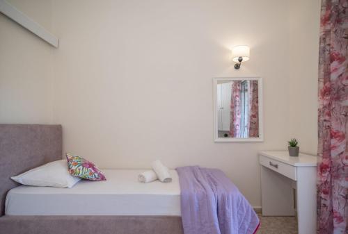 Un pat sau paturi într-o cameră la Kamara Apartments
