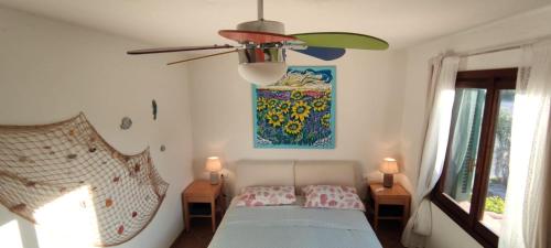 1 dormitorio con 1 cama y una pintura en la pared en Sardegna Porto San Paolo, en Porto San Paolo