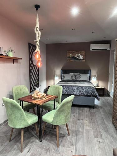 een slaapkamer met een bed en een tafel en stoelen bij Апартамент Даная 3 in Varna
