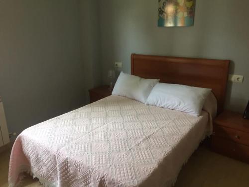 1 dormitorio con 1 cama con edredón blanco en Azadinos, León., en León