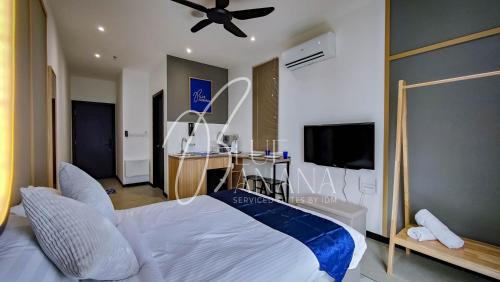 a bedroom with a bed and a ceiling fan at Neu Suites Premier Suites by BlueBanana in Kuala Lumpur