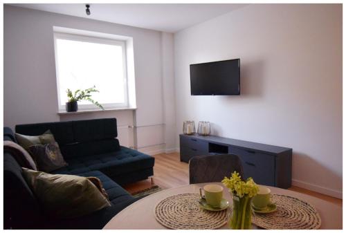斯塔洛瓦沃拉的住宿－Color 24 Prestige，客厅配有沙发和桌子