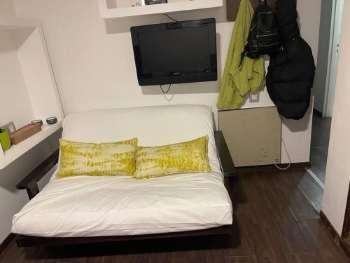 a white couch with two yellow pillows in a room at Magnifico Depto en Valle las Leñas in Las Lenas