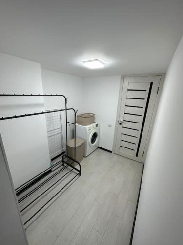 Zimmer mit Bad mit WC und Tür in der Unterkunft Новый, благоустроенный дом in Karakol