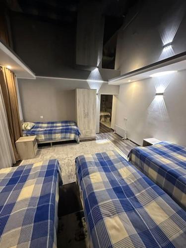 una habitación de hotel con 2 camas en una habitación en Новый, благоустроенный дом en Karakol