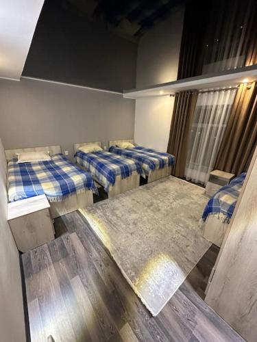 Habitación con 2 camas individuales en una habitación en Новый, благоустроенный дом en Karakol
