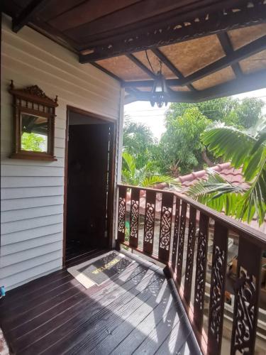 Balkoni atau teres di บ้านเราอุทัยธานี โฮมสเตย์