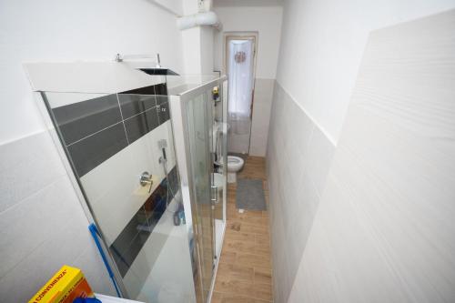 Habitación con baño y armario de cristal. en Stanza doppia con bagno e cucina in comune Genova, en Génova