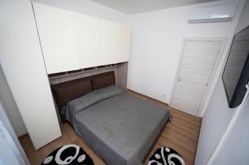 Dormitorio pequeño con cama y armario en Stanza doppia con bagno e cucina in comune Genova, en Génova