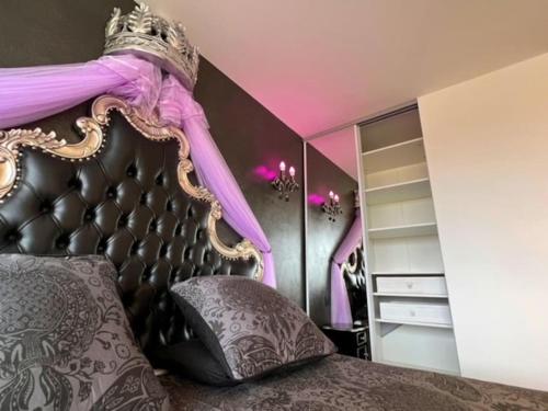 - une chambre avec un lit doté d'une couronne dans l'établissement Studio 317, Port Vénus au village naturiste, au Cap d'Agde