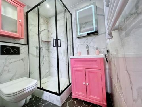 La salle de bains est pourvue d'une armoire rose et d'une douche. dans l'établissement Studio 317, Port Vénus au village naturiste, au Cap d'Agde
