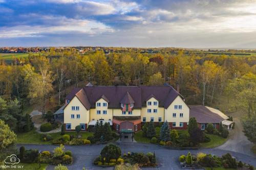 - une vue aérienne sur une grande maison dans l'établissement Hotel Sylwia, à Sośnicowice