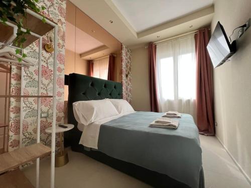 ein Schlafzimmer mit einem großen Bett und einem Fenster in der Unterkunft HomingPisa - Gemini One in Pisa