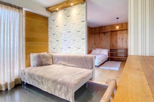 ein Wohnzimmer mit einem Sofa und einem Bett in der Unterkunft La Villa with heated pool and amaizing view in Cademario