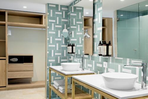 Bilik mandi di Iberostar Waves Cala Domingos All Inclusive