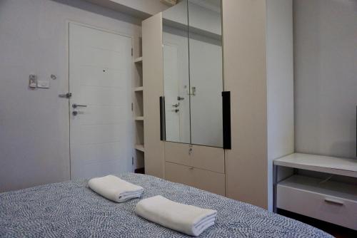 ein Schlafzimmer mit einem Bett mit zwei Handtüchern darauf in der Unterkunft Hip & Funky Sathon15 apartment close to BTS St Louis in Bangkok