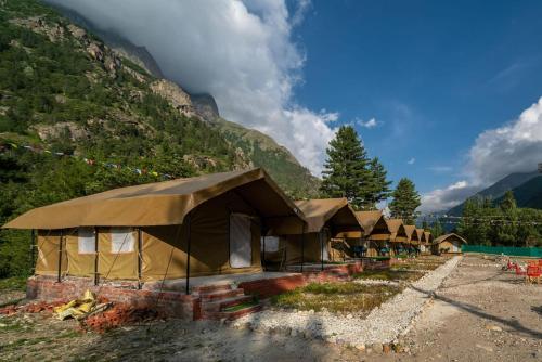 Nespecifikovaný výhled na hory nebo výhled na hory při pohledu z luxury tent