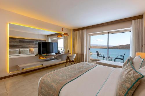 Postel nebo postele na pokoji v ubytování Design Plus Seya Beach Hotel