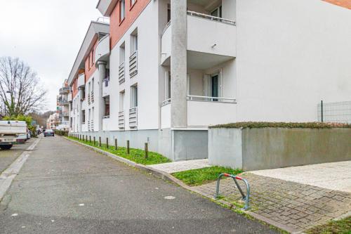 an empty street in front of a building at Appart moderne tout confort La Clef d'Élancourt in Élancourt