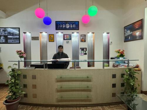 Lobby alebo recepcia v ubytovaní Hotel Divine Admire Opp Gurudwara Sahib in Taimoor Nagar-Friends Colony