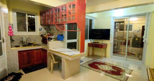 Il comprend une cuisine avec un comptoir et une télévision. dans l'établissement Blue Haven Unit 3, à Baguio