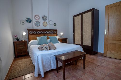 1 dormitorio con 1 cama grande y paredes azules en Casa los Jardines del Lago, en Córdoba